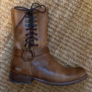 Brown side lace boots.